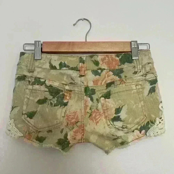 Mossimo Supply Co Crochet Floral Low Rise Jean Shorts Size 3 Cut Off Frayed y2k - Picture 2 of 5